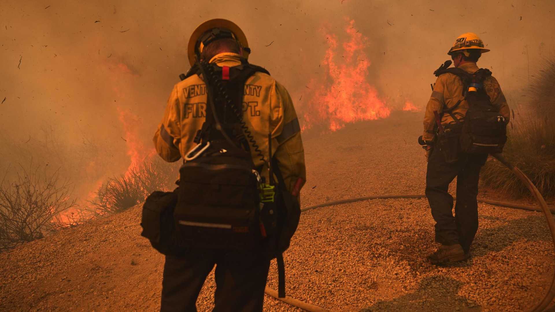 Autoridades del sur de California luchan por controlar el incendio Mountain