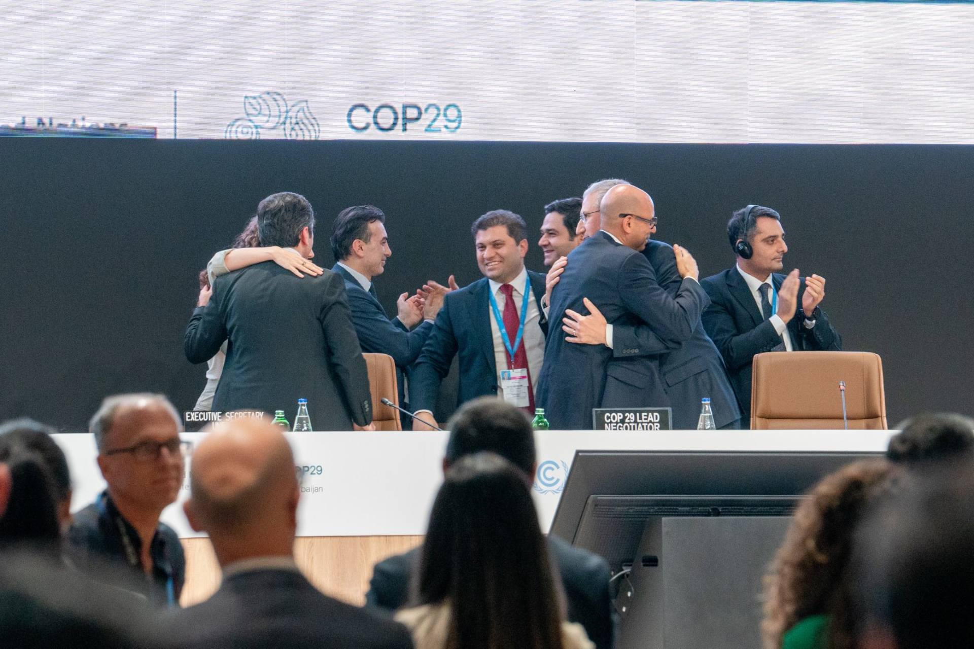 COP29 acuerda que países ricos aporten 300 mil mdd a países en desarrollo