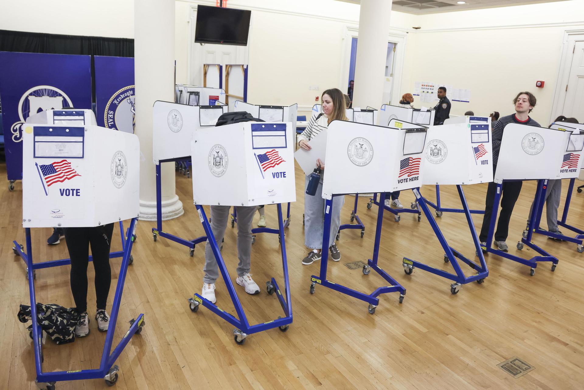 Estados Unidos vota en unas elecciones insólitas por intentos de asesinato, dimisiones y condenas