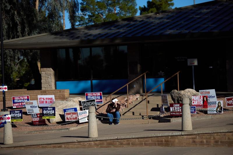 Arizona vota en casillas blindadas con guardias, drones y perímetros vallados - exterior-de-centro-de-votacion-en-arizona-1024x683