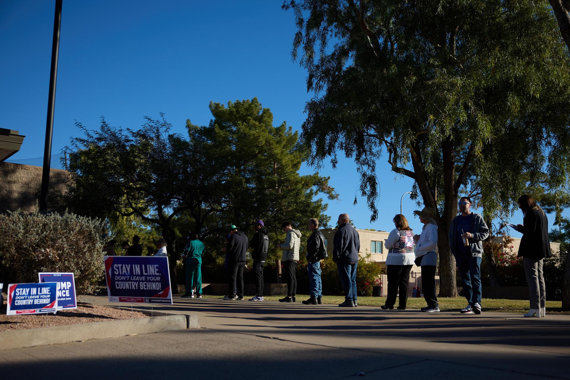 Arizona vota en casillas blindadas con guardias, drones y perímetros vallados