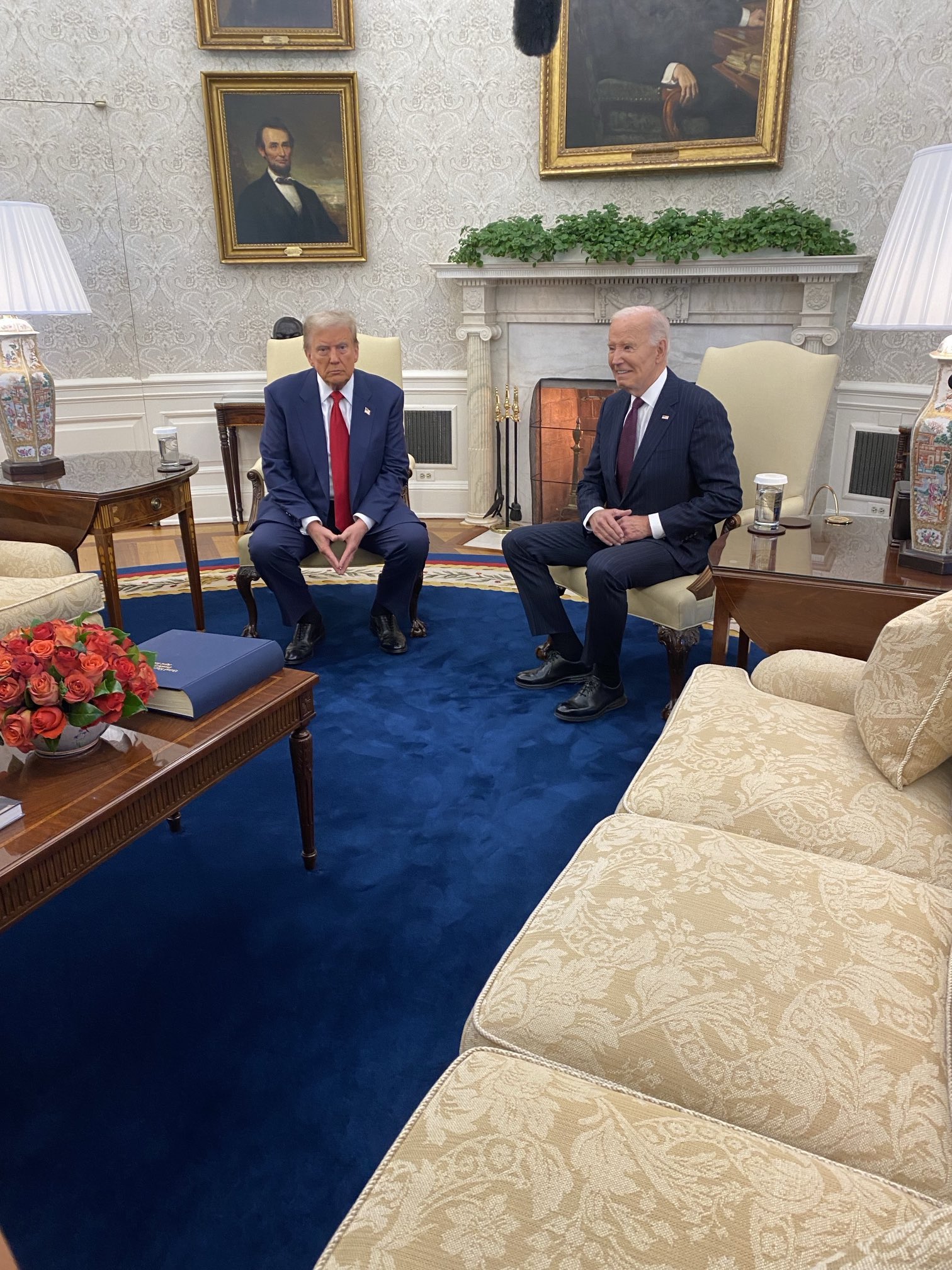 Trump se reúne con Biden para iniciar transición de gobierno