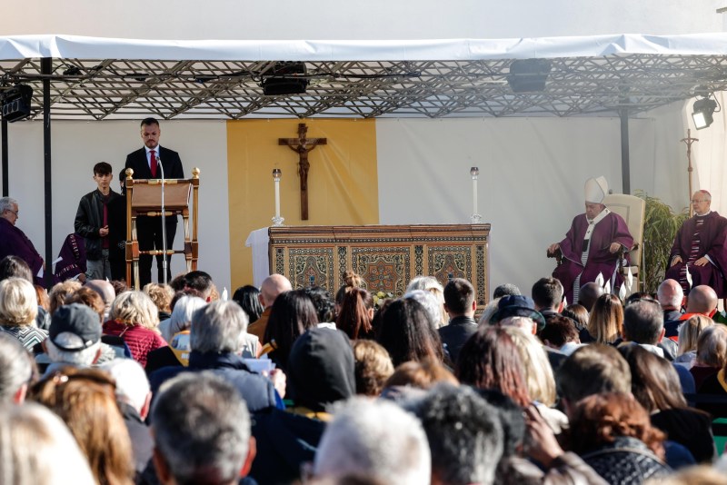 Francisco reza por los niños no nacidos y cambió su homilía por silencio en la misa del Día de los Difuntos - francisco-reza-por-los-ninos-no-nacidos-y-cambio-su-homilia-por-silencio-en-la-misa-del-dia-de-los-difuntos-2-1024x683