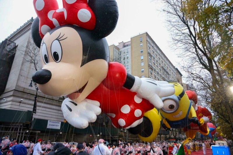 De elefantes a explosiones de globos gigantes, un siglo del desfile de Acción de Gracias - globo-gigante-de-minnie-en-desfile-de-accion-de-gracias-en-eeuu-1024x683