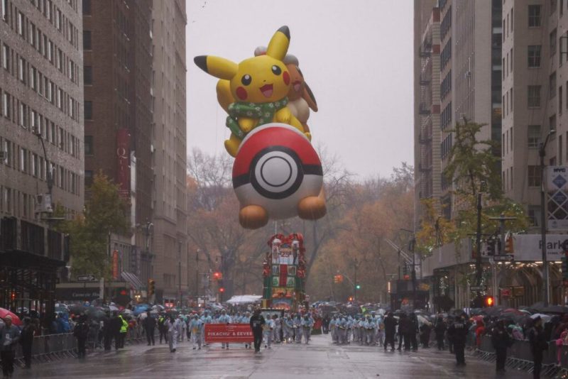 De elefantes a explosiones de globos gigantes, un siglo del desfile de Acción de Gracias - globo-gigante-de-pokemon-en-desfile-de-accion-de-gracias-en-eeuu-1024x683