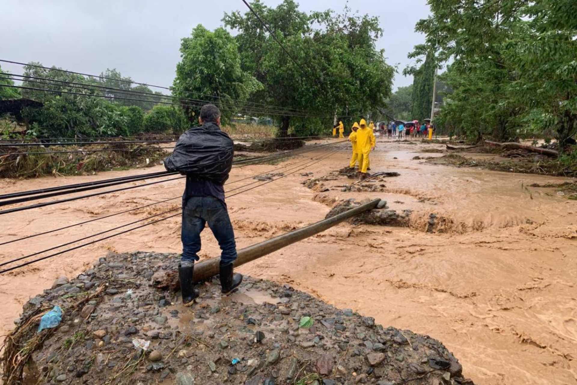 Más de 20 mil afectados y tres desaparecidos en Honduras por la tormenta tropical “Sara”