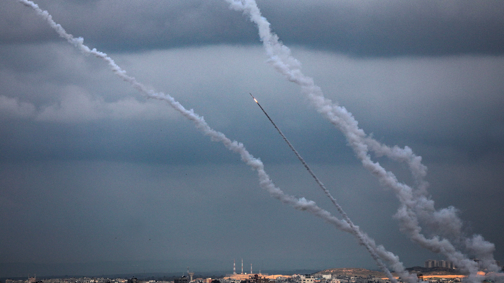 Israel detecta el lanzamiento de unos 100 cohetes contra el norte del país desde Líbano