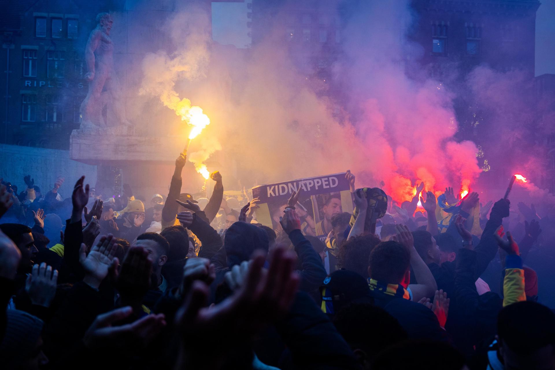 Atacan a aficionados israelíes en Ámsterdam tras partido de futbol; hay 62 detenidos