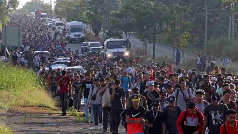 Miles de migrantes salen en caravana desde México coincidiendo con elecciones de EE.UU. - miles-de-migrantes-salen-en-caravana-desde-mexico-coincidiendo-con-elecciones-de-eeuu-1-1024x576