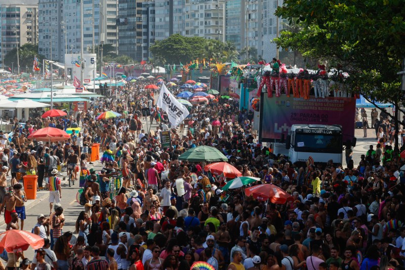 Miles marchan en el 'Desfile del Orgullo' de Río de Janeiro - miles-marchan-en-el-desfile-del-orgullo-de-rio-de-janeiro-2-1024x683