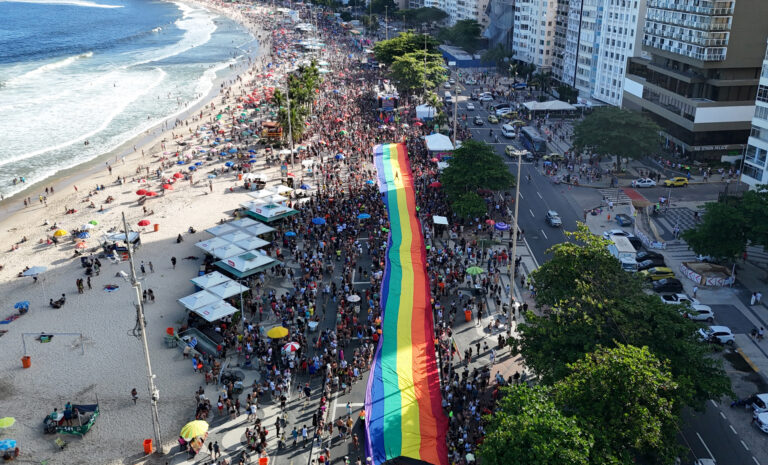 miles-marchan-en-el-desfile-del-orgullo-de-rio-de-janeiro-3-1