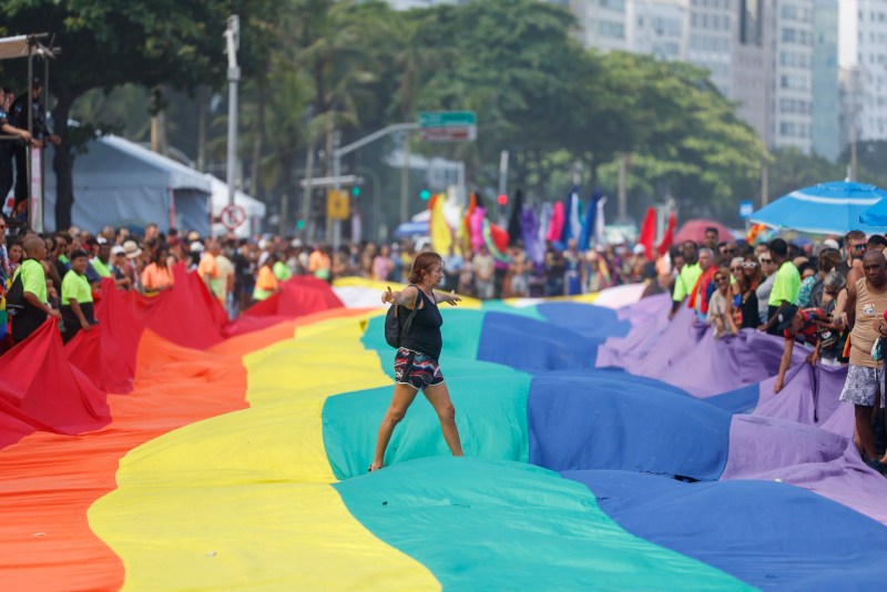 Miles marchan en el 'Desfile del Orgullo' de Río de Janeiro - miles-marchan-en-el-desfile-del-orgullo-de-rio-de-janeiro-1024x683