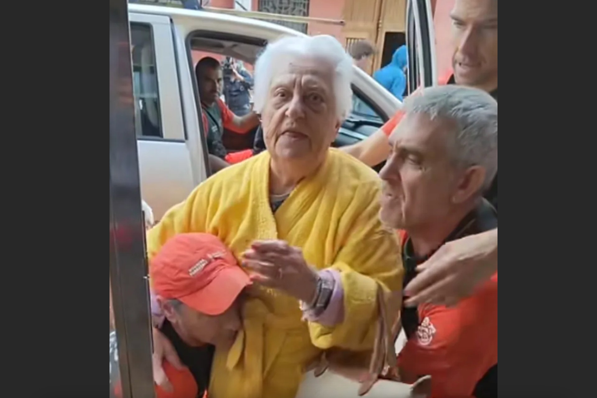 #Video Rescatan con vida a mujer de 87 años, quien sobrevivió 3 días al temporal en España