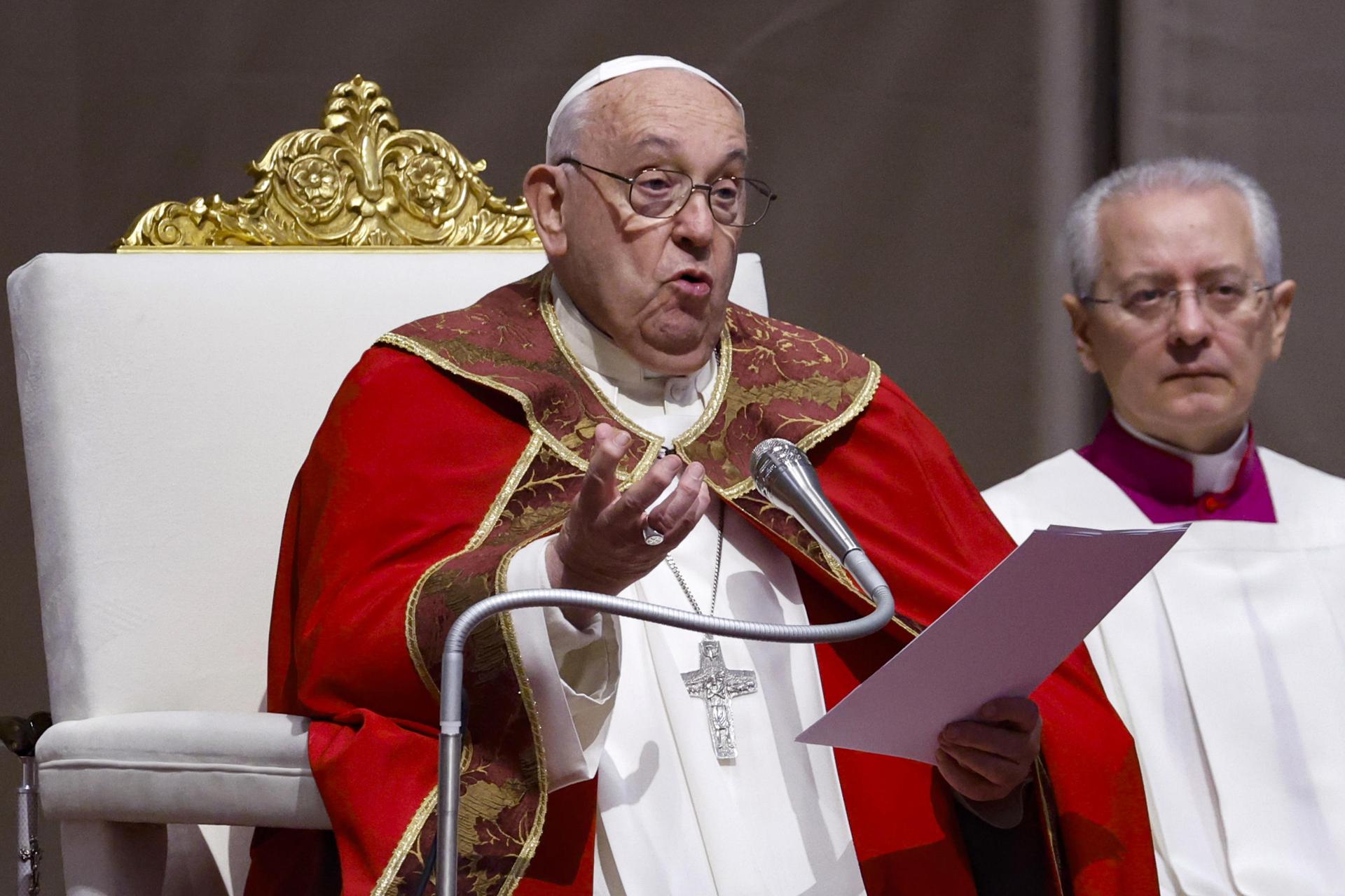 Papa Francisco celebró misa por los 123 obispos y cardenales muertos este año