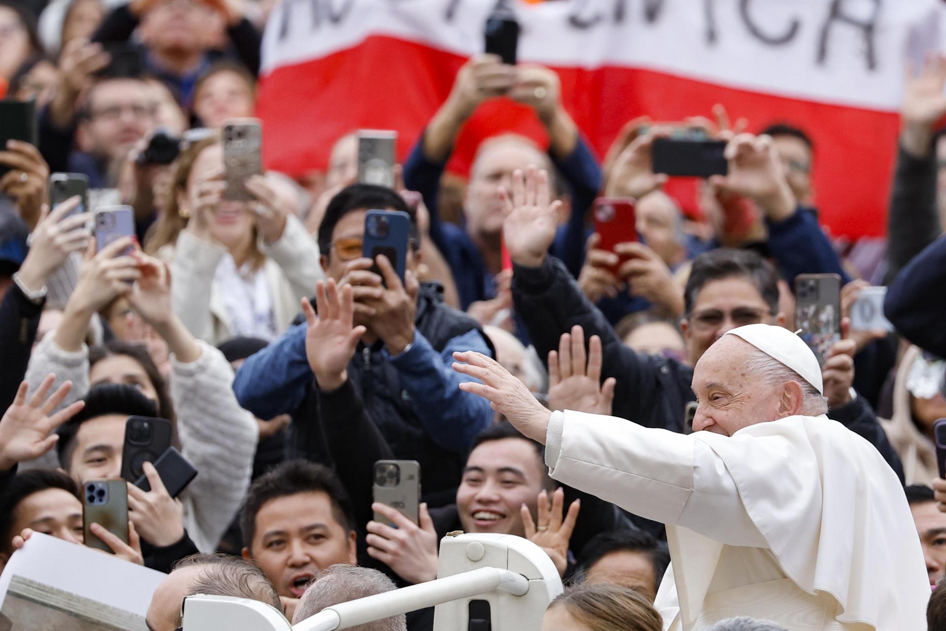 Papa Francisco insta a los jóvenes a no conformarse con ser “estrellas de un día” en redes sociales