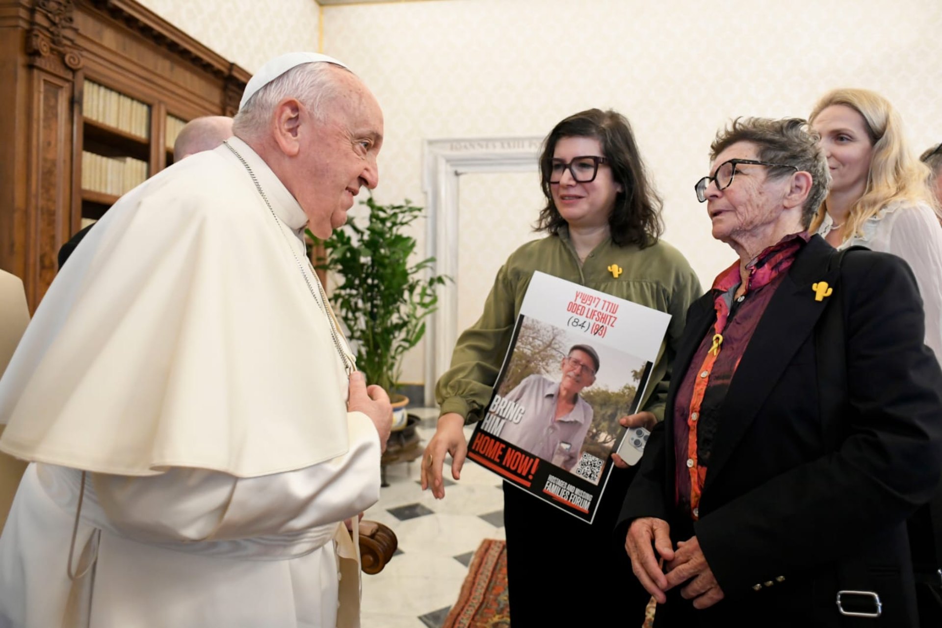 Papa Francisco tiene un “conmovedor” encuentro con un grupo de rehenes de Hamás