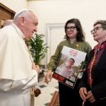 Papa Francisco tiene un “conmovedor” encuentro con un grupo de rehenes de Hamás