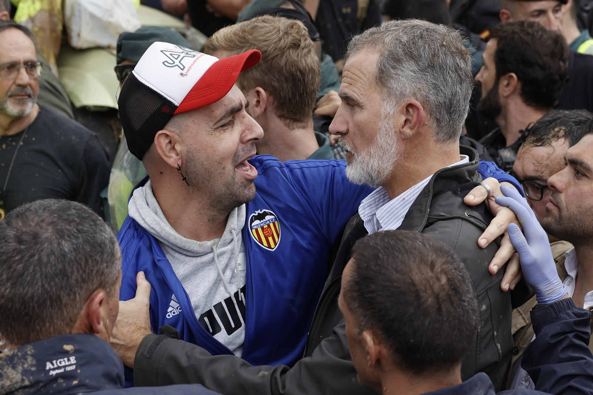 Rey Felipe de España pide entender el enfado de víctimas del temporal