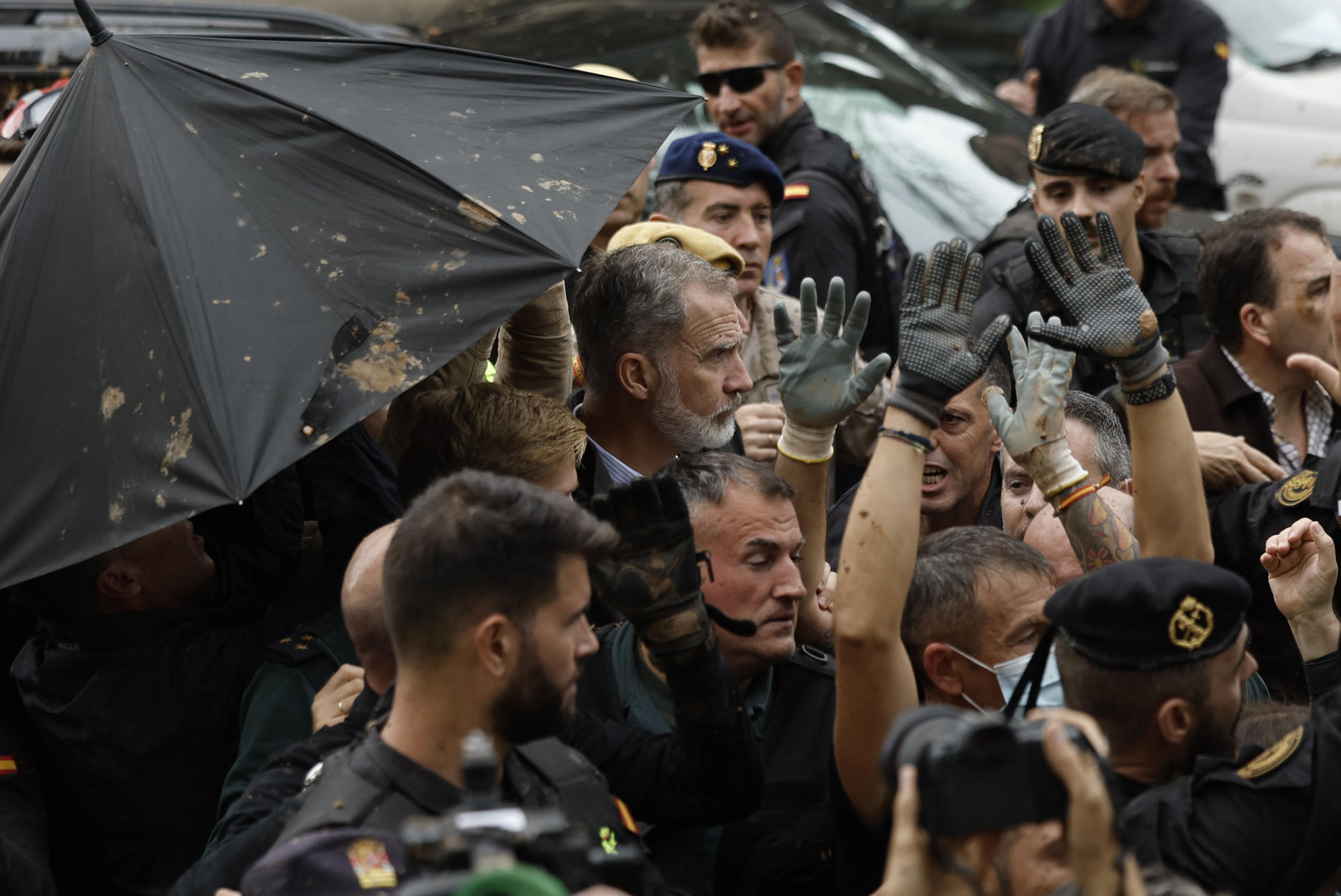 #Video Lanzan objetos y lodo al rey Felipe a su llegada a Paiporta