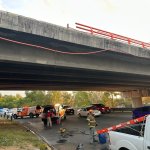 Auto cae de puente vehicular en Monterrey; hay 2 heridos