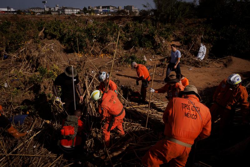 Topos Aztecas buscan en Valencia a desaparecidos "con rostro y apellidos" - topos-aztecas-valencia-espana-3-1024x683