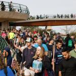 Miles de personas se desplazan a pie para ayudar a municipios de Valencia, España, afectados por la dana