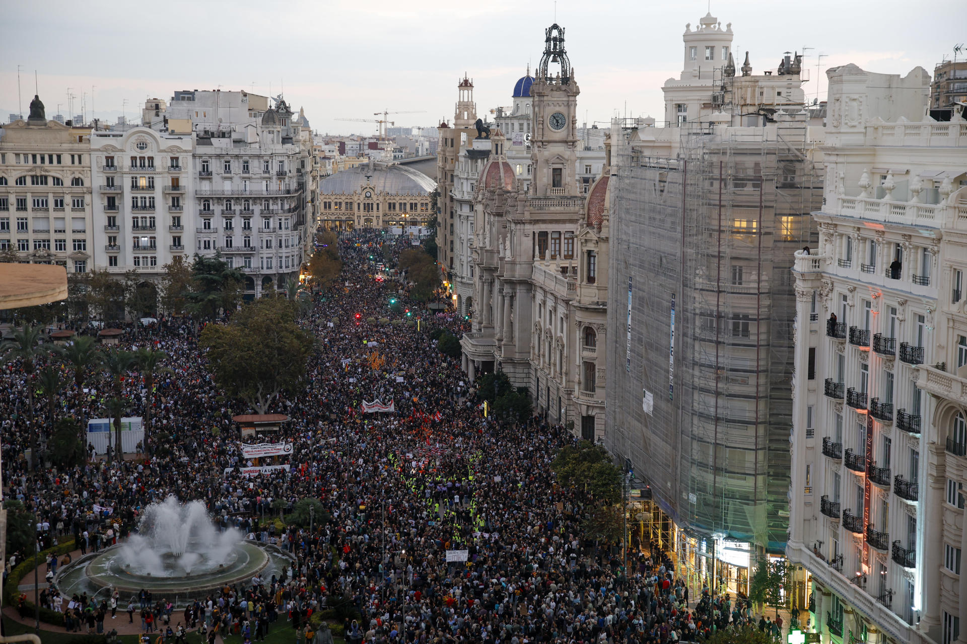 Miles de personas salen a las calles en Valencia, España, para reclamar la gestión de la dana