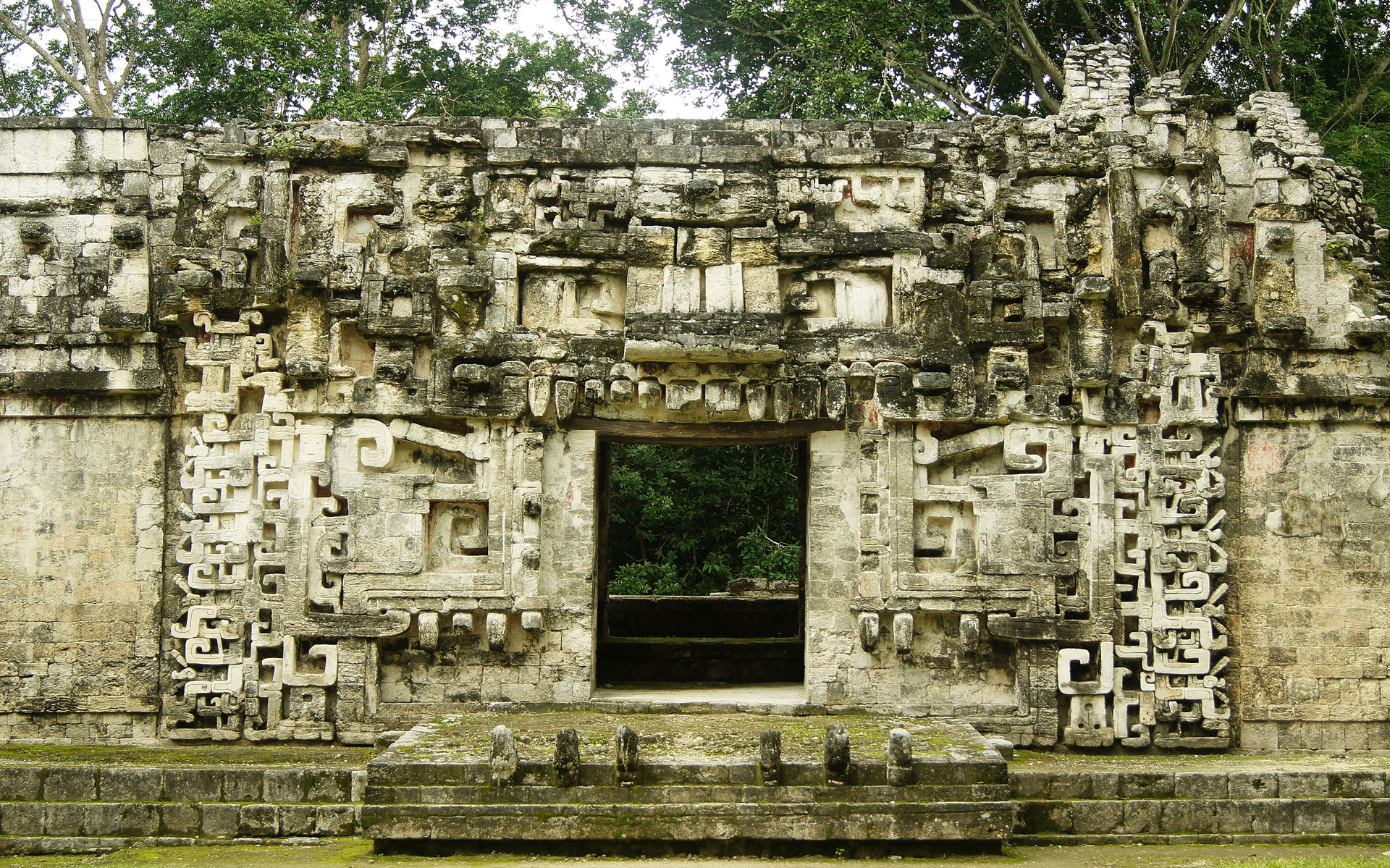 Vestigios de palacios estilo río Bec coronan sitio arqueológico descubierto en Campeche