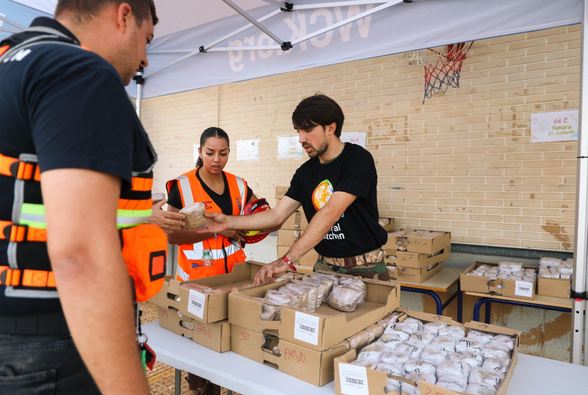 World Central Kitchen, del chef José Andrés, reparte comida en poblaciones afectadas por el temporal en España