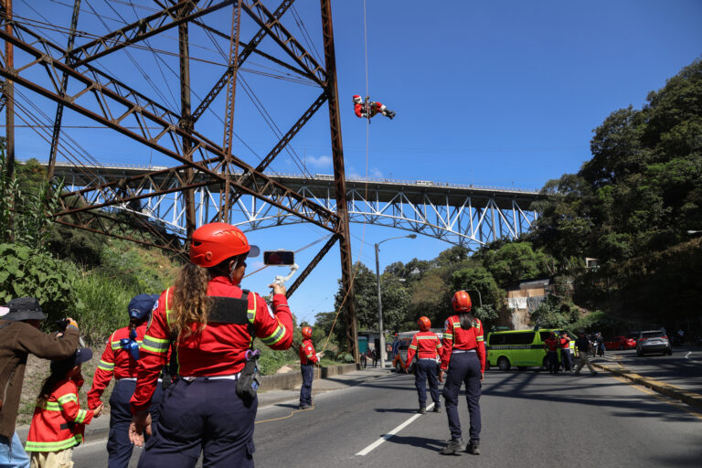 el-santa-claus-de-guatemala-no-falla-en-su-cita-anual-de-acrobacias-y-regalos-1