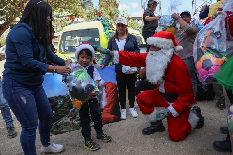 El Santa Claus de Guatemala no falla en su cita anual de acrobacias y regalos - el-santa-claus-de-guatemala-no-falla-en-su-cita-anual-de-acrobacias-y-regalos-3-1024x683