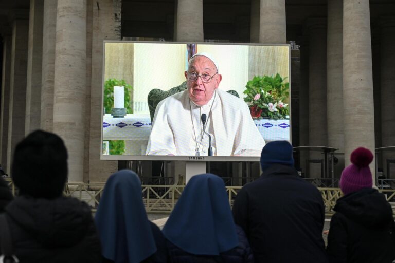 papa-francisco-reza-el-angelus-desde-su-residencia-1