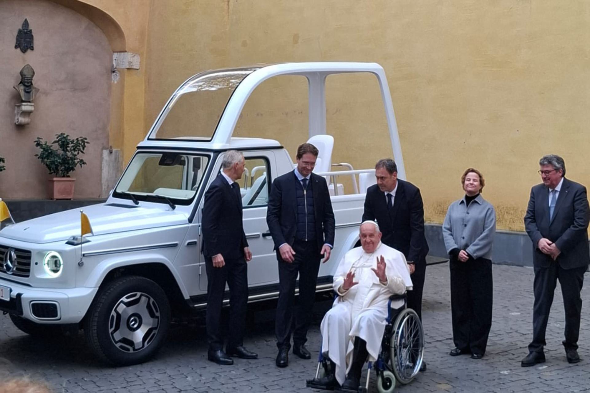 Francisco recibe el primer papamóvil completamente eléctrico