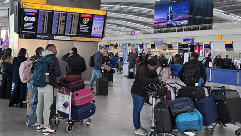 pasajeros-en-aeropuerto-de-heathrow-reino-unido-2