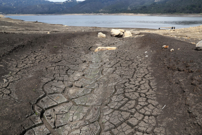 sequia-en-embalse-de-colombia-3