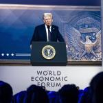 “Fabriquen en Estados Unidos o paguen aranceles”, advierte Trump en Davos