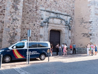 Varias personas el lunes frente a la comisaría de Policía Nacional de Almendralejo, Badajoz.