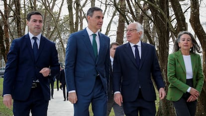 DVD 1254 FDA (27-02-25) 1003 El presidente del gobierno Pedro Sanchez en la inauguración de ITP Aero del nuevo centro de fabricacion avanzada en Zamudio Bizkaia Flanqueado por el Lehendakari Imanol Pradales y el presidente de ITP Aero