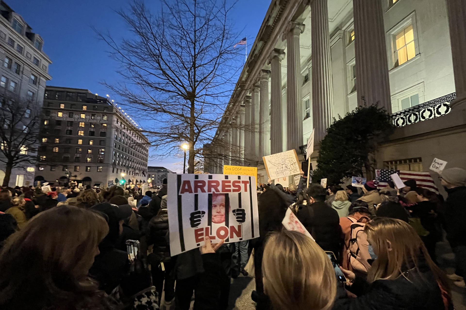 Manifestación multitudinaria en Washington contra el rol de Musk en el Gobierno federal