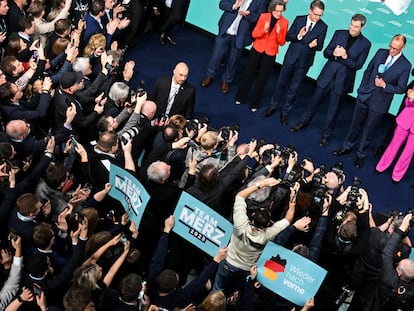 El candidato conservador a canciller alemán y líder del partido Unión Cristianodemócrata (CDU), Friedrich Merz, y Markus Soeder, primer ministro del estado de Baviera y líder de la Unión Socialcristiana (CSU), en el escenario tras el anuncio de los resultados de los sondeos a pie de urna de las elecciones generales de 2025, en Berlín, Alemania.