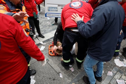 Un manifestante herido es asistido por personal sanitario.