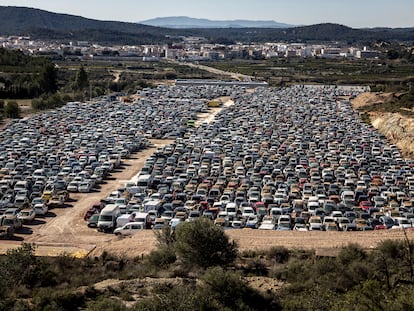 Vista del cementerio de automóviles afectados por la dana en el municipio de Benaguasil (Valencia), perteneciente a la comarca del Turia, este miércoles.