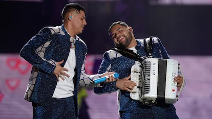 Eduin Caz y Dylan Camacho de Grupo Firme, en el Foro Sol de Ciudad de México, en 2022.