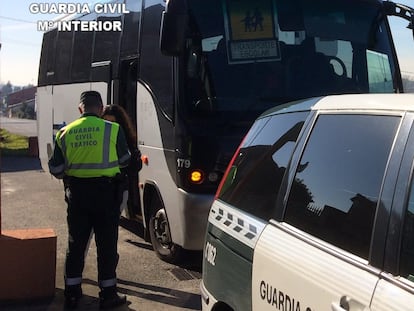 Un control de la Guardia Civil a un autobús escolar en Ordes (A Coruña), en 2022