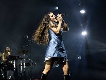 Amaia, durante el concierto con el que inicia la gira de presentación de su nuevo disco ' Si abro los ojos no es real', este viernes en Barcelona.