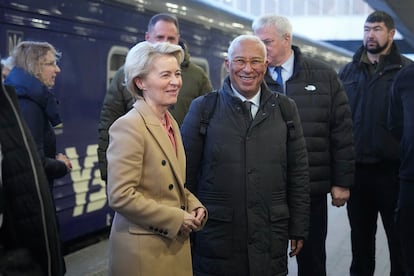 La presidenta de la Comisión Europea, Ursula von der Leyen, y el Presidente del Consejo de Europa, Antonio Costa, a su llegada a la estación de trenes de Kiev (Ucrania), este lunes.