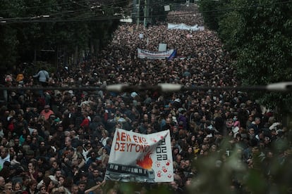 Vista de la manifestación a su paso por la calle Stadiou en el centro de Atenas (Grecia), este viernes.