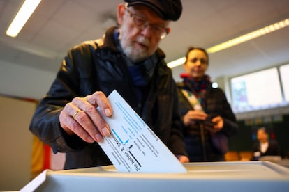 Un hombre de 83 años ejerce su derecho al voto en Berlín, este domingo.