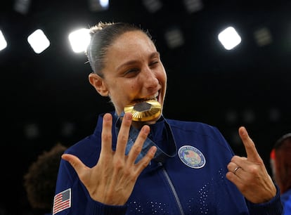 Diana Taurasi celebra su sexta medalla de oro olímpica, lograda en los Juegos de París de 2024.