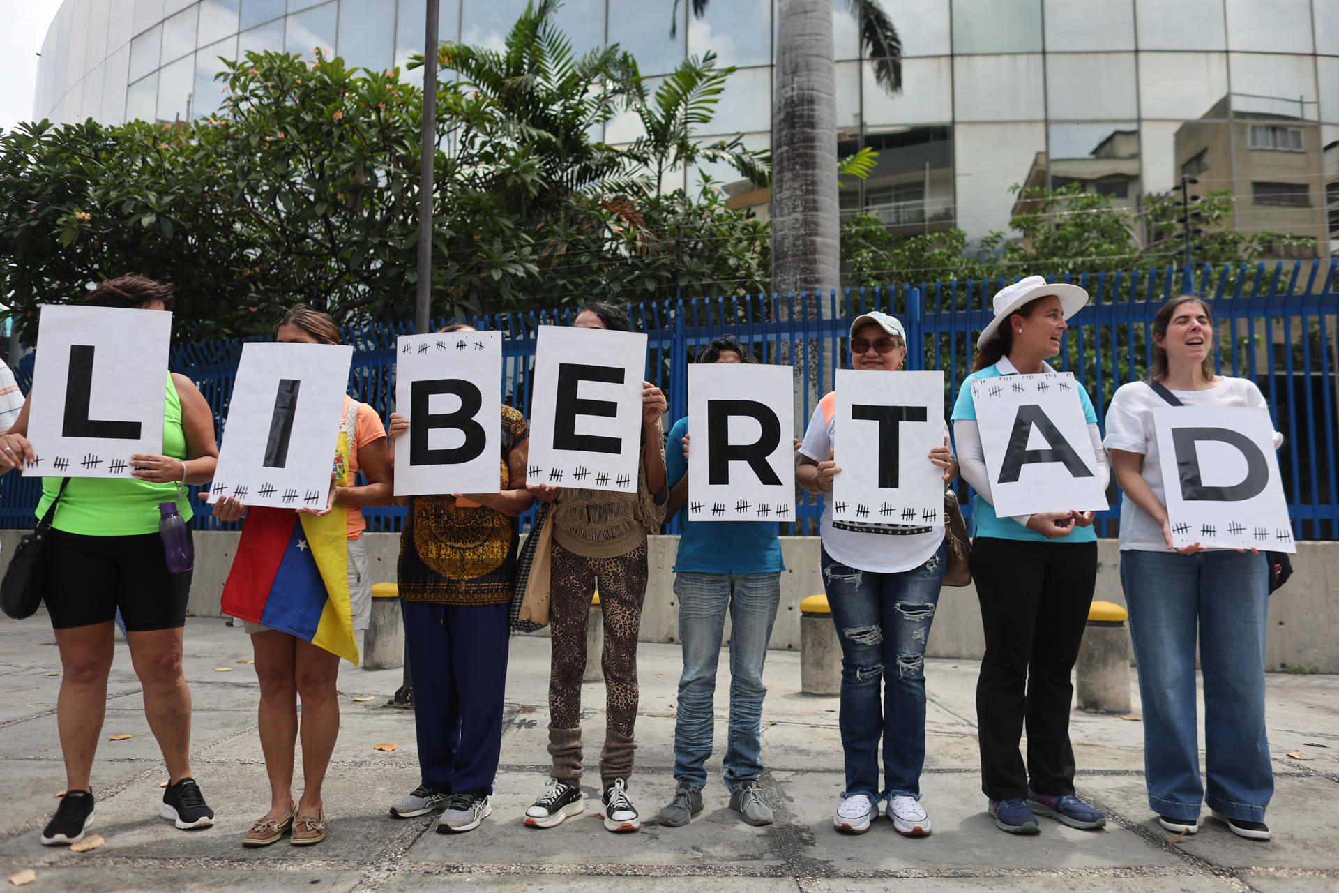 Familias piden libertad y revisión de casos de detenidos tras comicios en Venezuela